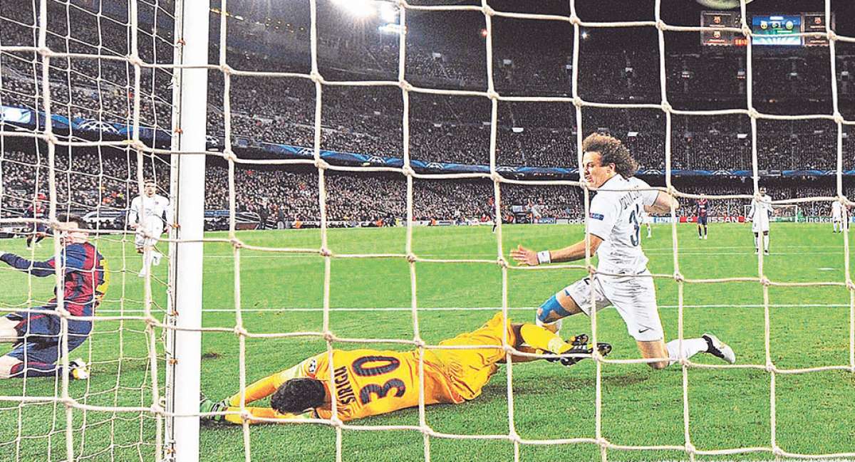 Messi desde el piso remata y convierte el gol de la igualdad (1-1). Sirigu y David Luiz intentan despejar sin &eacute;xito. Foto: AFP.