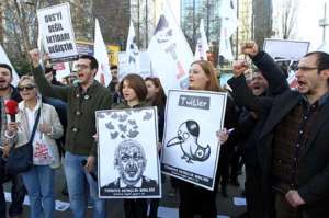 Los usuarios de la red social salieron a las calles de  Turqu&iacute;a para reclamar sobre el bloqueo. Ped&iacute;an que haya libertad de expresi&oacute;n. Foto: AFP