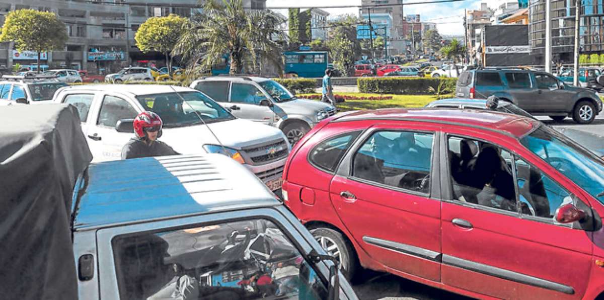 Este mi&eacute;rcoles, la circulaci&oacute;n se complic&oacute; m&aacute;s que de costumbre en el redondel de la Plaza Artigas. Foto:  John Guevara/ El Tel&eacute;grafo.