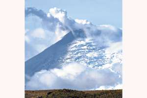 El Tungurahua y el Cotopaxi contin&uacute;an con un nivel de actividad moderada 
