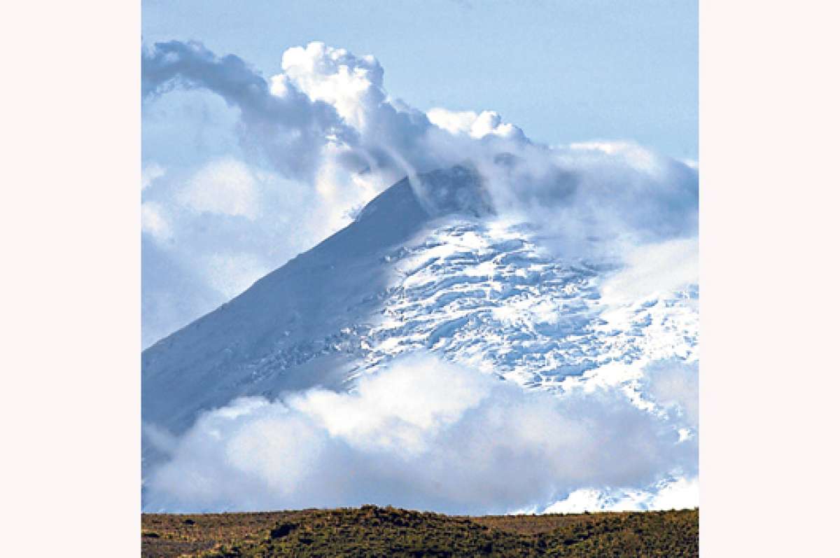 El Tungurahua y el Cotopaxi contin&uacute;an con un nivel de actividad moderada 