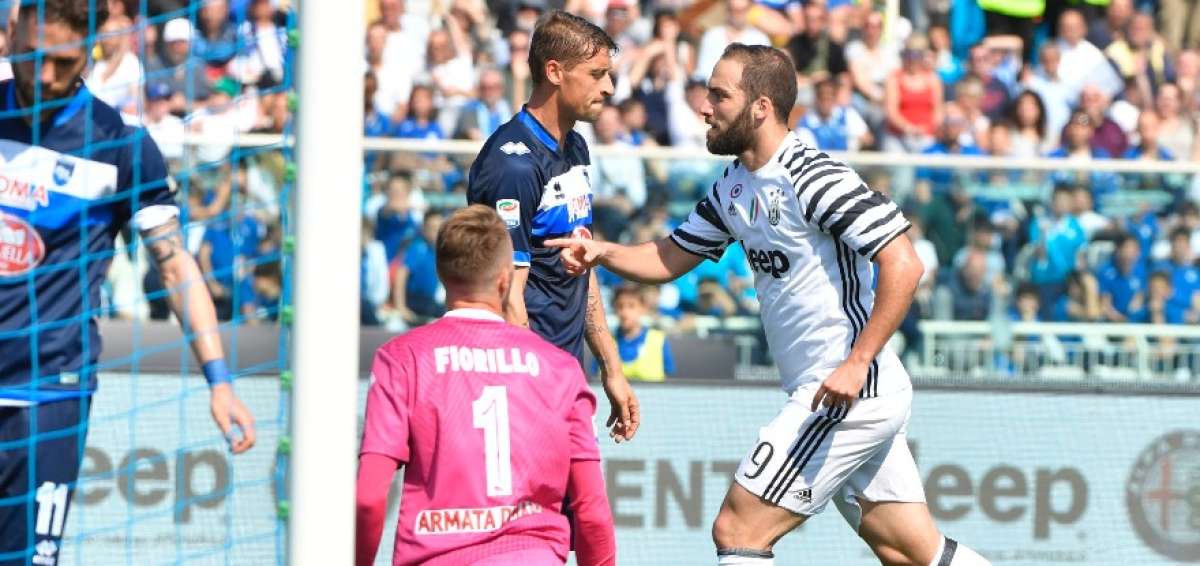 Juventus gana 2-0 al colista con doblete de Higua&iacute;n, Roma empata con Atalanta