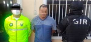 Instante en que es detenido el exdirector del hospital Teodoro Maldonado Carbo, Francisco Xavier O. T.,  en la vivienda de su hermano. 