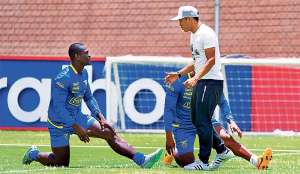 Jefferson Montero (d), quien no se uni&oacute; a la &lsquo;Tri&rsquo; por estar lesionado, comparti&oacute; momentos con los otros seleccionados. Aqu&iacute; saluda a Segundo Castillo. Daniel Molineros / El Tel&eacute;grafo