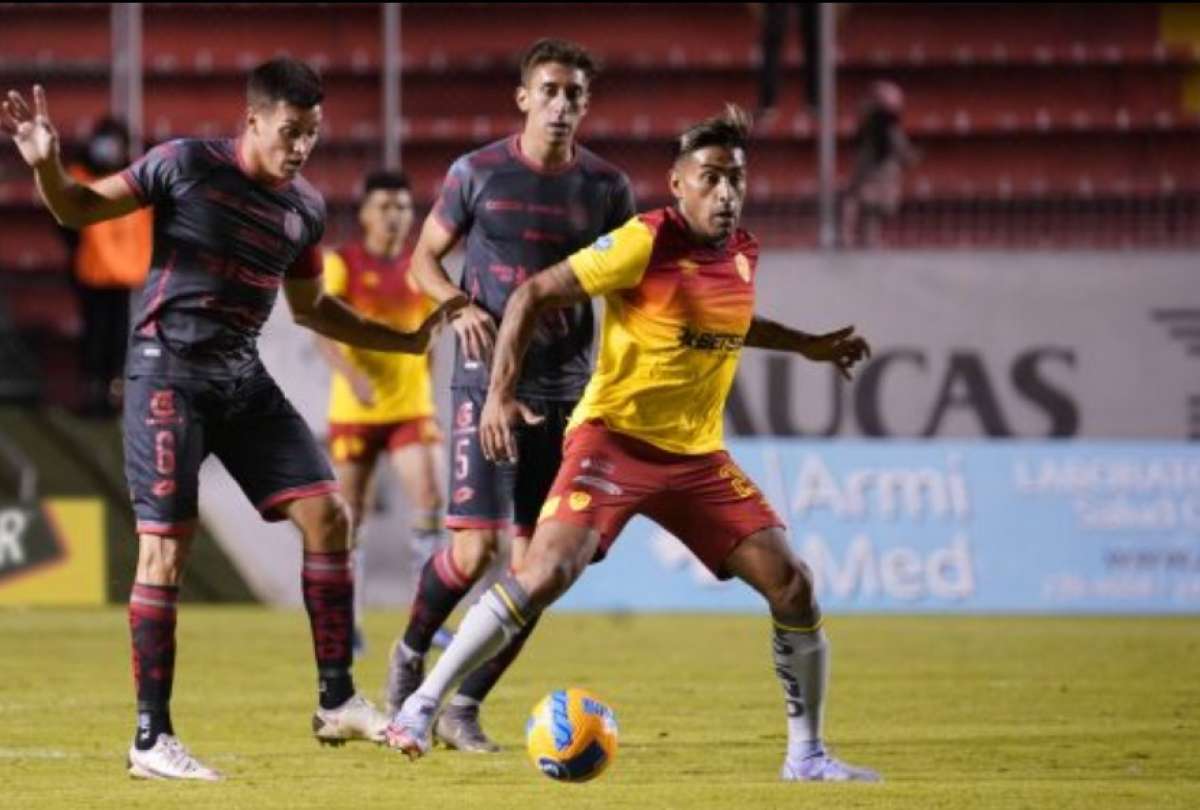 Sergio López (der.) no seguirá en Aucas para el 2023.