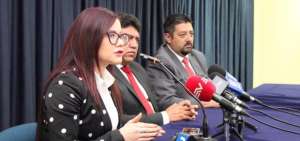 Alejandra Sigcha, Cristian Avell&aacute;n y Fabrizzio Mena durante una rueda de prensa sobre el caso Carolina A. 