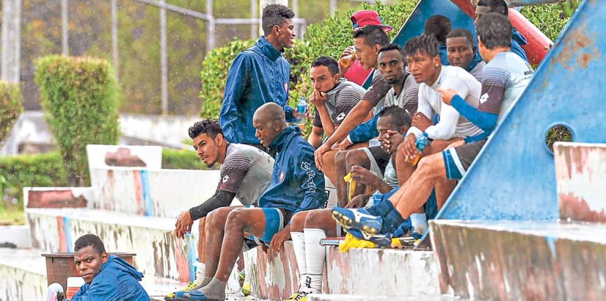 Un grupo de jugadores de El Nacional observa la pr&aacute;ctica de ayer en el complejo de Tumbaco. Foto: Miguel Jim&eacute;nez / El Tel&eacute;grafo.