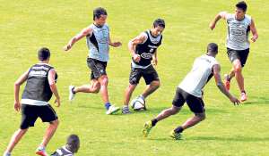 Los jugadores del primer plantel, a cargo de Guillermo Almada, trabajaron ayer por la ma&ntilde;ana en la cancha alterna del estadio Monumental. Foto: Cortes&iacute;a clarosports