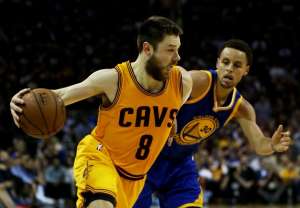 Matthew Dellavedova (izq.), de los Cavaliers, domina el bal&oacute;n ante la marca de Stephen Curry de los Warriors. FOTO: AFP