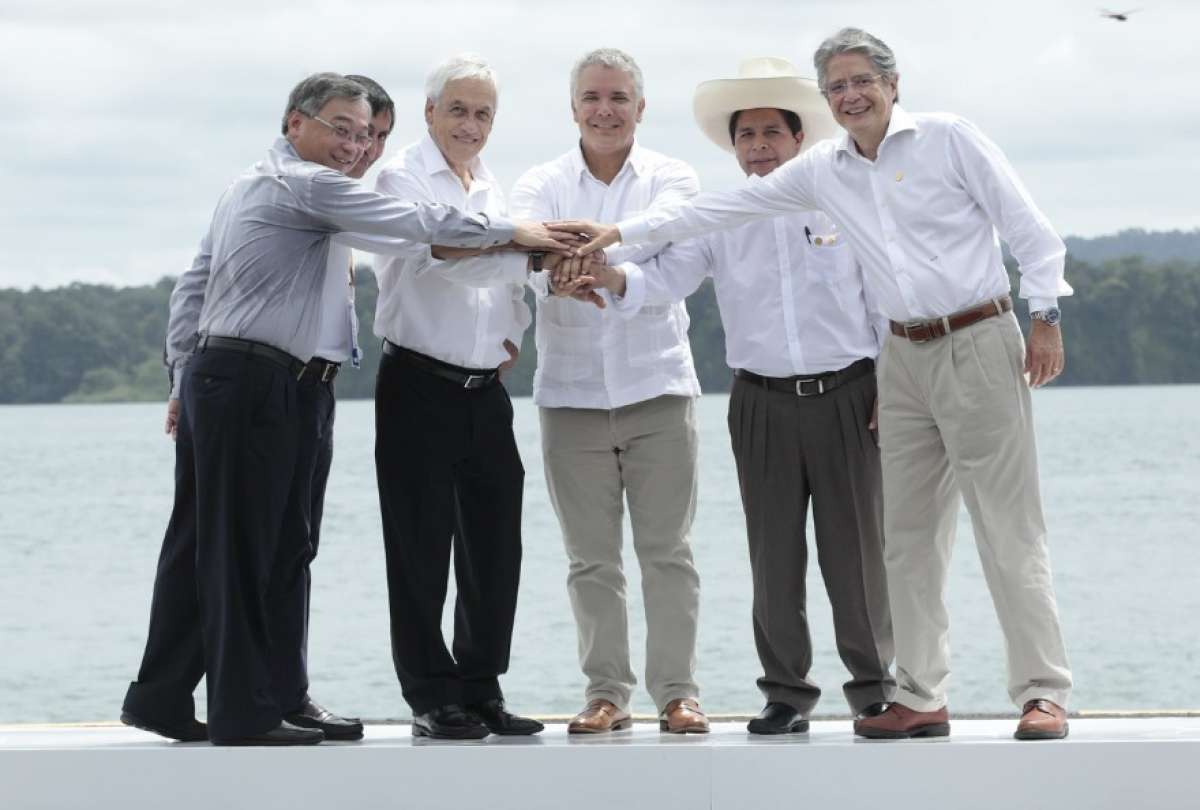 Guillermo Lasso (der.), presidente de la República, posa con los mandatarios en Cartagena