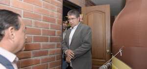 Hern&aacute;n Dar&iacute;o G&oacute;mez sale del auditorio principal de la Ecuaf&uacute;tbol en Guayaquil, luego da entregar una n&oacute;mina para partidos amistosos.