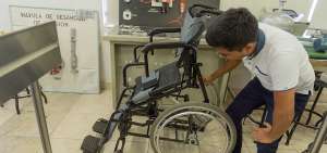 Javier J&aacute;come estudi&oacute; mecatr&oacute;nica en la Universidad UTE de Quito y el a&ntilde;o pasado dise&ntilde;&oacute; la silla bipedestadora, que se convirti&oacute; en su tema de tesis.