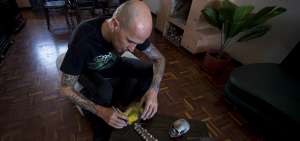 El m&uacute;sico autografiando una edici&oacute;n de En Directo (2014, CD DVD) en su domicilio del barrio quite&ntilde;o El Inca, donde est&aacute; parte de su estudio de ensayos.