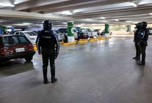 Unidades especializadas acudieron al centro comercial para atender una alerta de artefacto explosivo. 