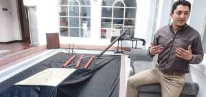 El artista capitalino Agust&iacute;n Naranjo Lara, en su instalaci&oacute;n Elementos, que se expone en la Casa Cultural Benjam&iacute;n Carri&oacute;n, del sector La Mariscal.   