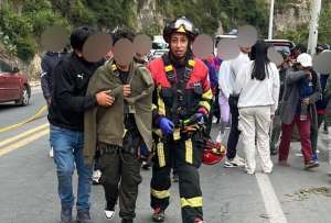 Auto perdi&oacute; pista y cay&oacute; a una quebrada en el sector de El Quinche