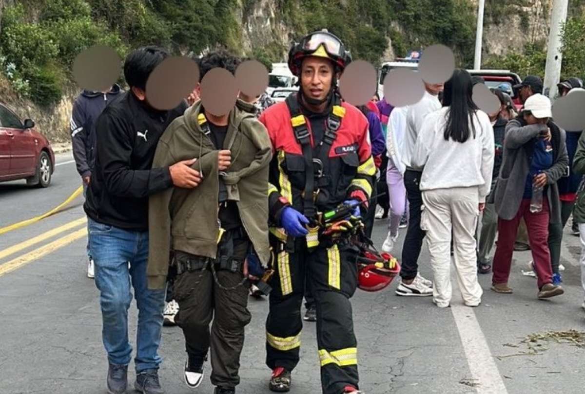Auto perdi&oacute; pista y cay&oacute; a una quebrada en el sector de El Quinche