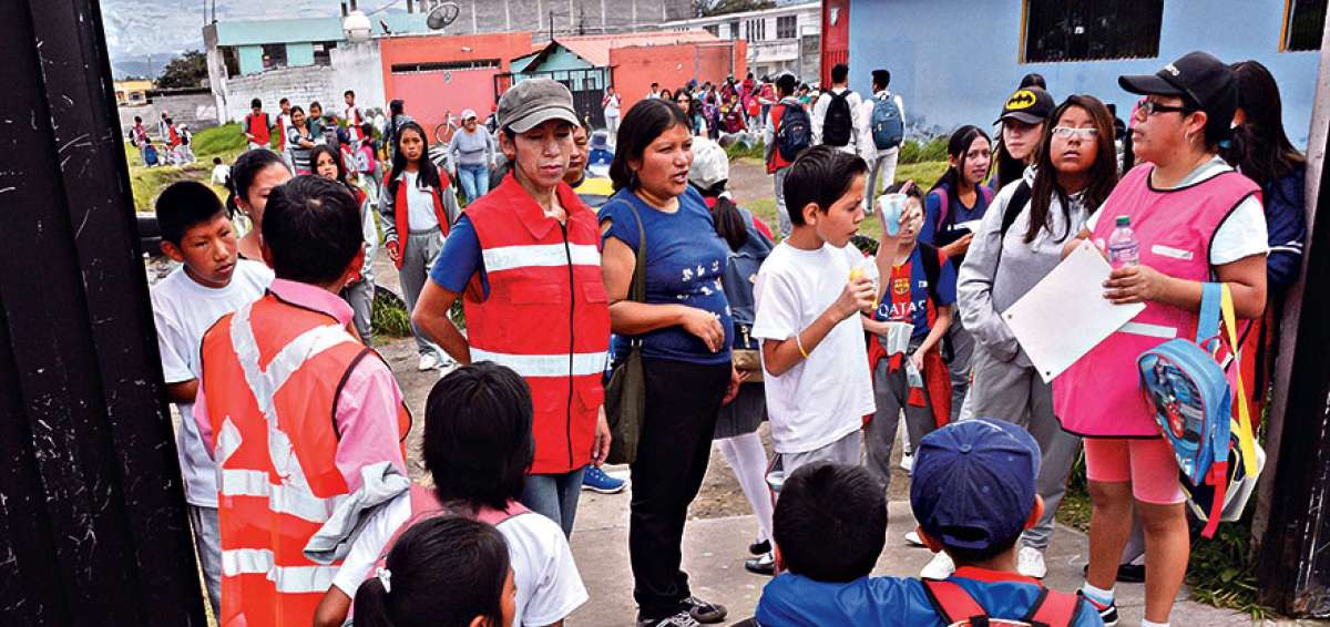 Las brigadas de la instituci&oacute;n realizan rondas alrededor del sector y ordenan el ingreso y salida de los estudiantes. As&iacute; previenen las situaciones de violencia.