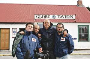 Bahiano, el conductor de MP3,  y tres integrantes del equipo de producci&oacute;n, durante el rodaje del documental sobre las Islas Malvinas.