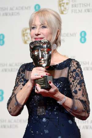   La actriz brit&aacute;nica Helen Mirren posa en la sala de prensa tras recibir el premio Academy  2014. Foto: EFE