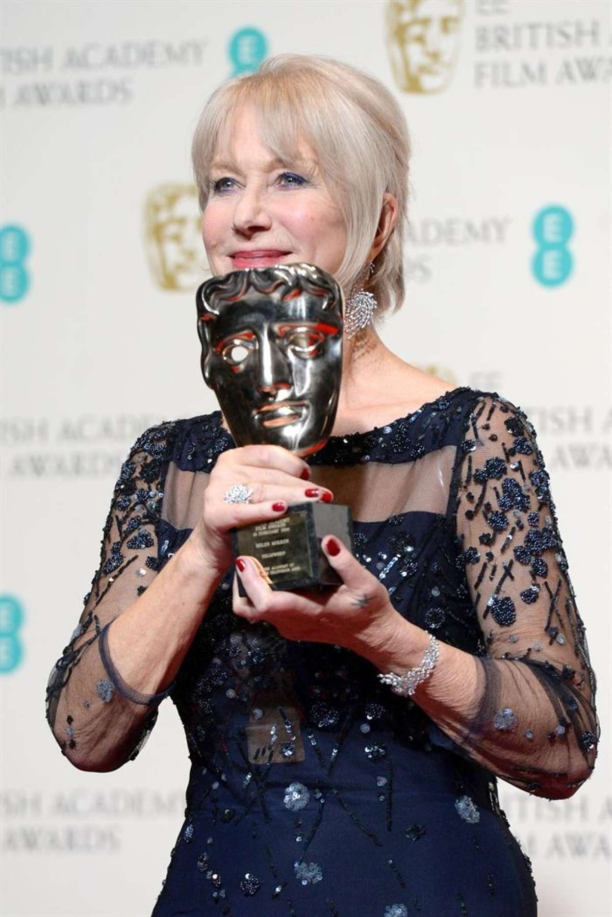   La actriz brit&aacute;nica Helen Mirren posa en la sala de prensa tras recibir el premio Academy  2014. Foto: EFE