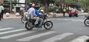 En Milagro regulan circulaci&oacute;n de dos hombres en moto