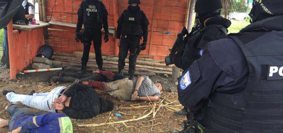 Los individuos que fing&iacute;an ser miembros de la instituci&oacute;n policial fueron sometidos por personal real. Un agente y un delincuente resultaron heridos.