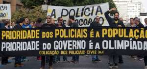 La polic&iacute;a de R&iacute;o protesta por falta de salarios... y papel higi&eacute;nico