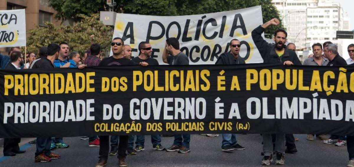 La polic&iacute;a de R&iacute;o protesta por falta de salarios... y papel higi&eacute;nico