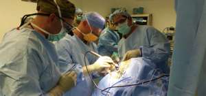 La hemisferectom&iacute;a es un procedimiento quir&uacute;rgico que consiste en la extracci&oacute;n o inhabilitaci&oacute;n de una de las dos mitades que tiene el cerebro.