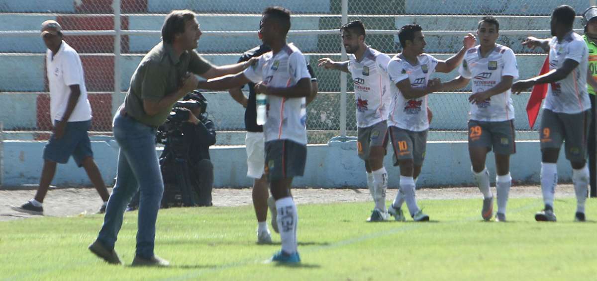 Diego Alarc&oacute;n deja de ser DT de Delf&iacute;n