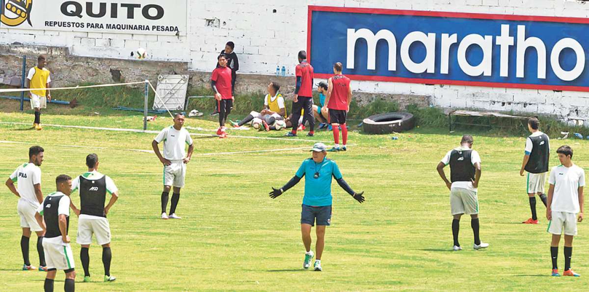 El DT Carlos Sevilla (c) y los jugadores tienen el &aacute;nimo en alto y enfrentar&aacute;n los partidos restantes como finales. Foto: John Guevara / El Tel&eacute;grafo