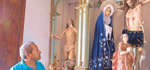 La iglesia de la parroquia Perucho encierra un museo en el que se conservan piezas de arte colonial; entre ellas el llamado &lsquo;Se&ntilde;or del mundo&rsquo; (izq.), que se atribuye al famoso escultor Caspicara. Miguel Jim&eacute;nez / El Tel&eacute;grafo