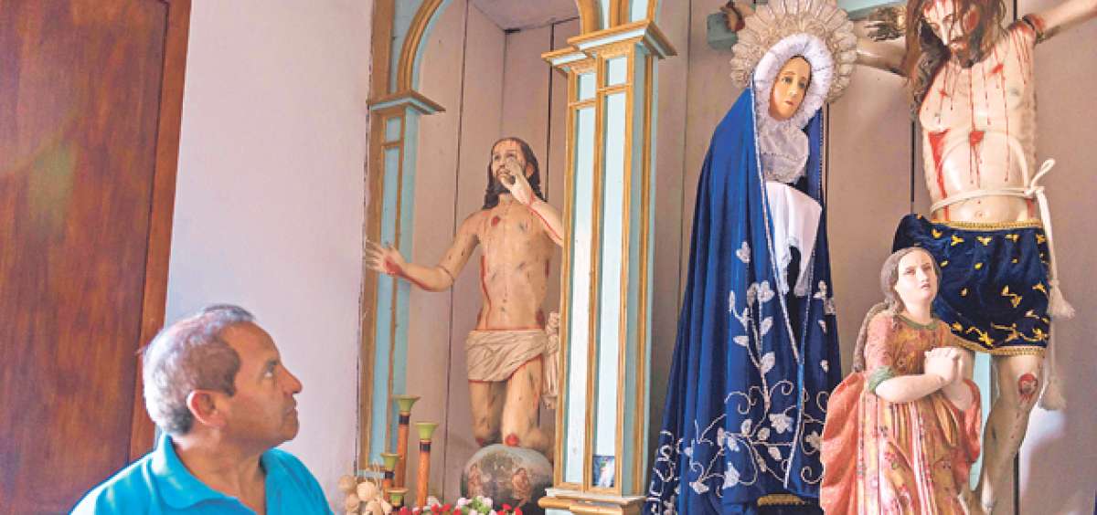 La iglesia de la parroquia Perucho encierra un museo en el que se conservan piezas de arte colonial; entre ellas el llamado &lsquo;Se&ntilde;or del mundo&rsquo; (izq.), que se atribuye al famoso escultor Caspicara. Miguel Jim&eacute;nez / El Tel&eacute;grafo