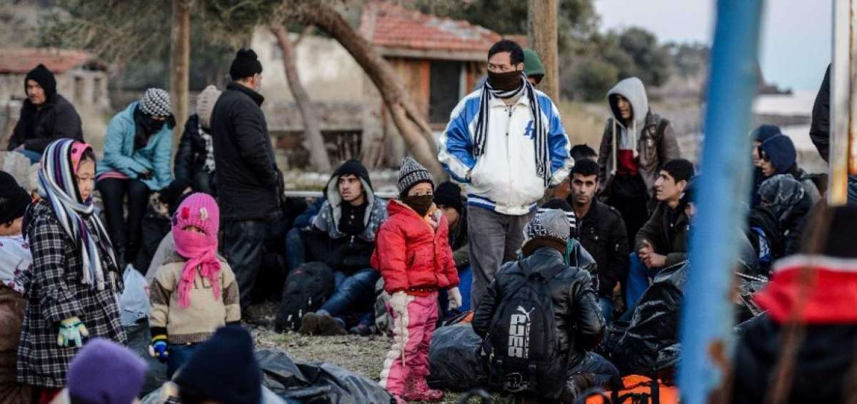 En la gr&aacute;fica, migrantes sirios y afganos en una playa de Turqu&iacute;a.