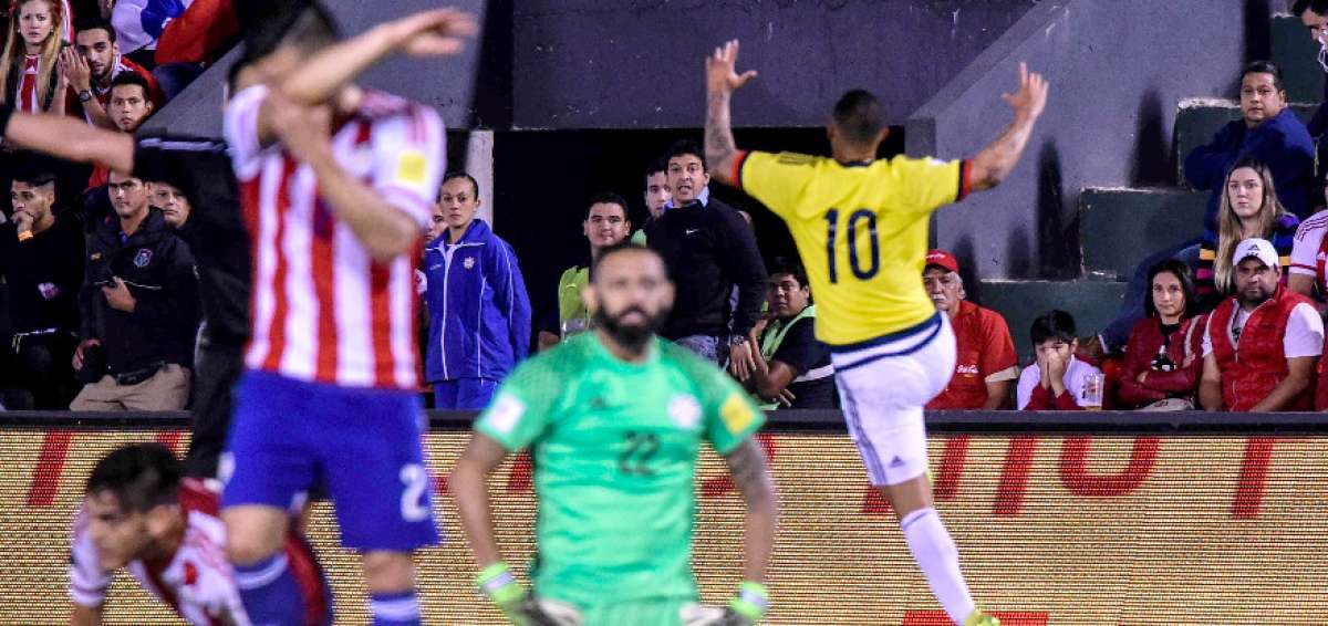 Edwin Cardona festeja el tanto del triunfo de Colombia ante la mirada de sorpresa de los jugadores e hinchas paraguayos.   