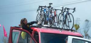 Una ciclista que participa este fin de semana en la Cl&aacute;sica Richard Carapaz, en Tulc&aacute;n, asegura sus bicicletas despu&eacute;s de correr la segunda etapa de la prueba que se realiza en honor al campe&oacute;n 2019 del Giro de Italia. 