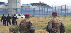 Efectivos de las Fuerzas Armadas acudieron a la C&aacute;rcel de Latacunga para controlar los desmanes.