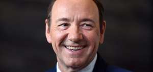 Kevin Spacey revela homosexualidad y se disculpa tras acusaci&oacute;n de acoso