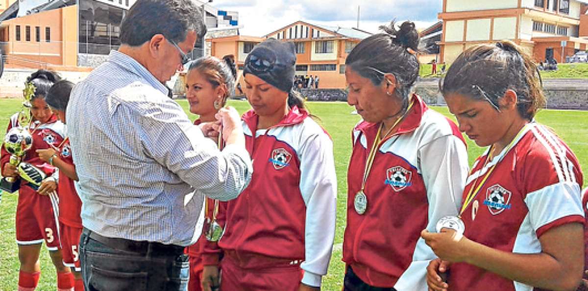 Am&iacute;lcar Mantilla, titular de la Confa, premia a las chicas de Talleres en la Universidad Polit&eacute;cnica Salesiana. Foto:  Cortes&iacute;a:  Fulton Anchundia