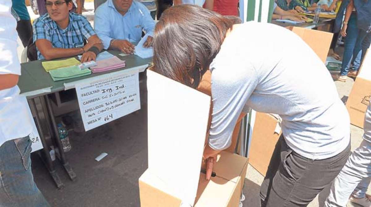 Seg&uacute;n &Aacute;lex Almache, presidente del Tribunal Electoral Estudiantil, varias facultades no entregaron los escrutinios y las urnas llegaron incompletas. Foto: Eduardo Escobar/El Tel&eacute;grafo