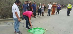 Un estudiante universitario pinta un coraz&oacute;n verde, dentro de la campa&ntilde;a que busca reducir los atropellos de animales silvestres en las carreteras.
