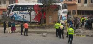 Miembros de la Polic&iacute;a Nacional vigilan la casa en donde se impact&oacute; el bus interprovinvcial para evitar saqueos. 