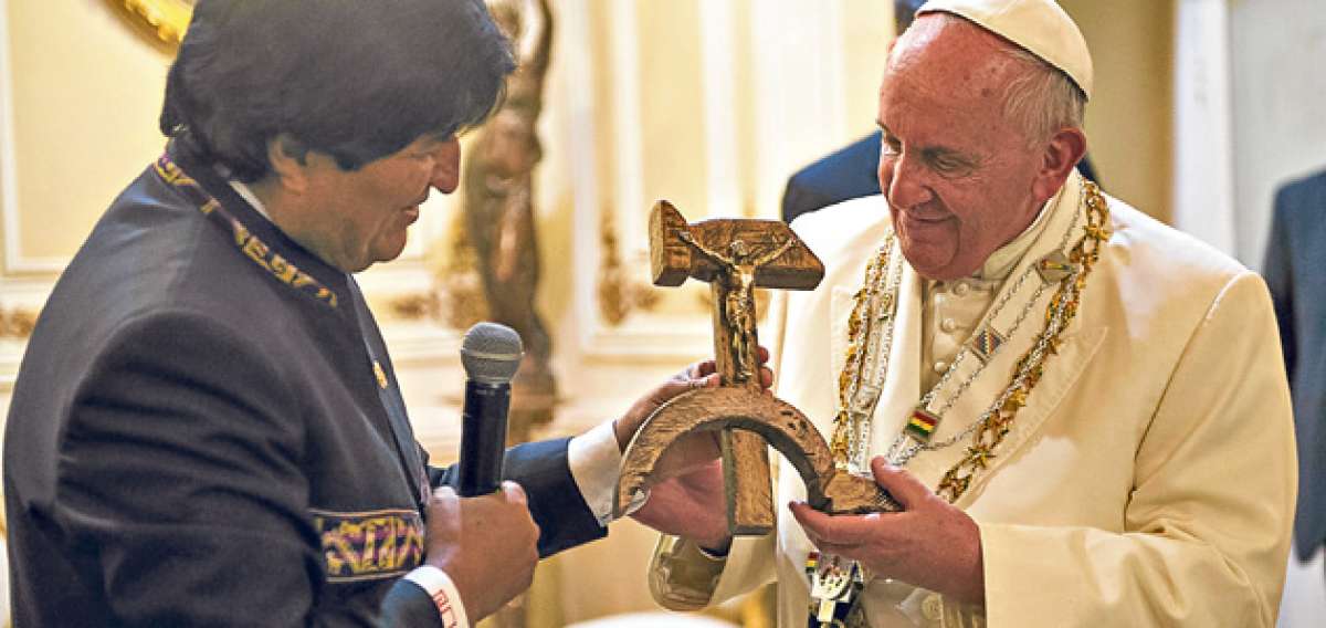 El presidente de Bolivia, Evo Morales, entreg&oacute; al papa Francisco un crucifijo con forma de hoz y martillo, similar al que hizo el jesuita Luis Espinal. Foto: AFP