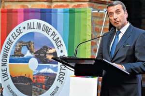 El ministro de Turismo, Vinicio Alvarado, muestra el sello que es parte de la campa&ntilde;a tur&iacute;stica que Ecuador impulsa a nivel mundial y donde se exhibe a nuestra riqueza natural. Foto: &Aacute;lvaro P&eacute;rez |  El Tel&eacute;grafo