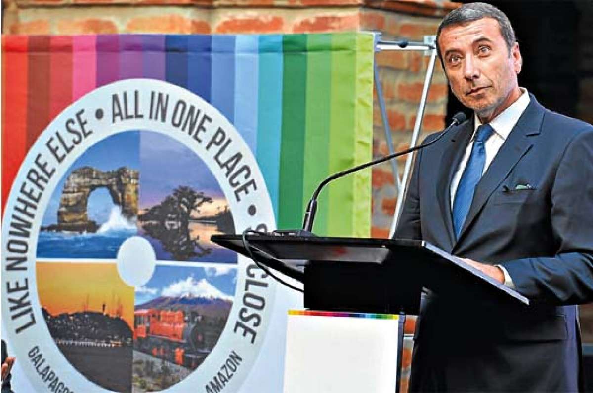 El ministro de Turismo, Vinicio Alvarado, muestra el sello que es parte de la campa&ntilde;a tur&iacute;stica que Ecuador impulsa a nivel mundial y donde se exhibe a nuestra riqueza natural. Foto: &Aacute;lvaro P&eacute;rez |  El Tel&eacute;grafo