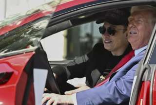 El Tesla rojo de Trump, en suspenso tras la ruptura con Musk.