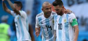 Javier Mascherano conversa con Lionel Messi durante el partido ante Francia. 