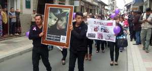 M&aacute;s de 100 personas marcharon esta ma&ntilde;ana en Loja para pedir sanci&oacute;n contra agresores de mujeres y ni&ntilde;as.
