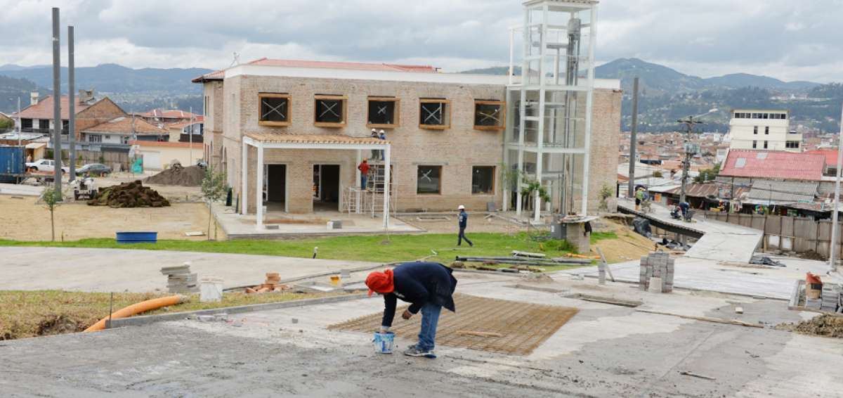 Las autoridades locales recorrieron este espacio que se construye en la antigua c&aacute;rcel de varones, situado en la parte norte de la ciudad de Cuenca.